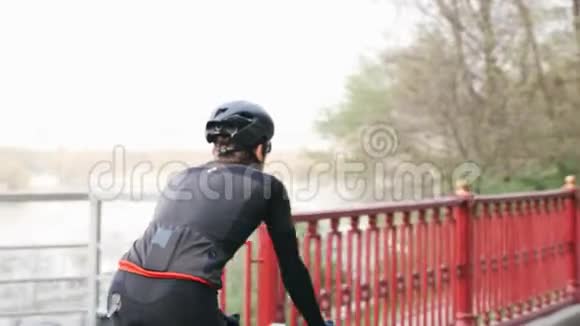 娱乐自行车概念自行车后侧的自行车列表跟随射击背景上的河流慢动作视频的预览图