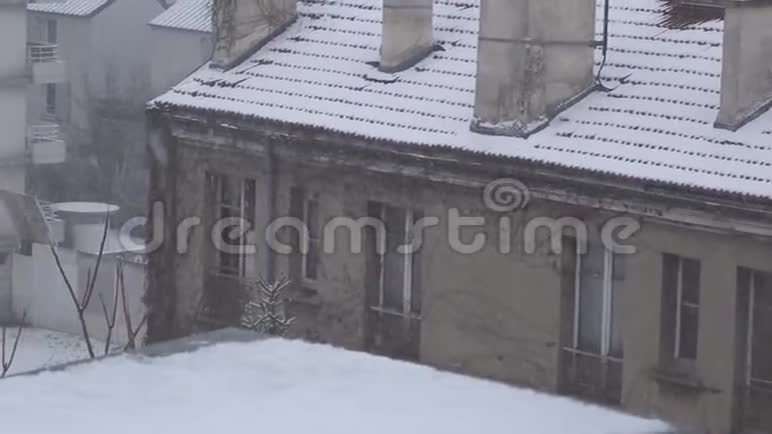 冬天的大雪它落在屋顶和树木上圣诞节背景法国巴黎视频的预览图