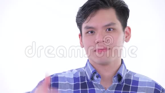 快乐的亚洲年轻时髦男人竖起大拇指的脸视频的预览图