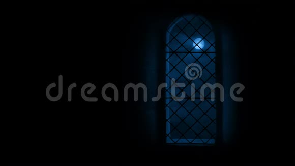 月亮穿过高高的城堡窗户视频的预览图