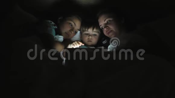 晚间家人在平板电脑上观看视频视频的预览图