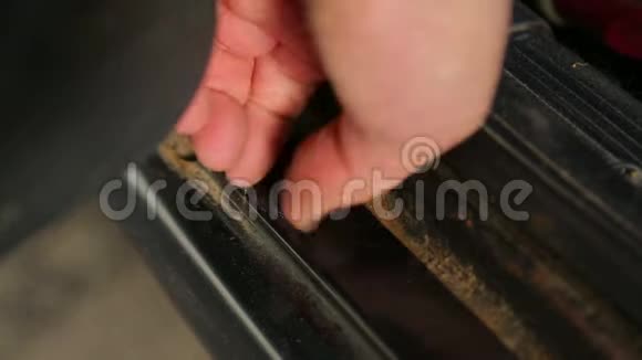 一个人用螺丝刀拧开汽车保护紧固件视频的预览图