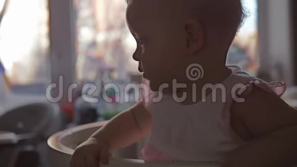 可爱的婴儿床4视频的预览图