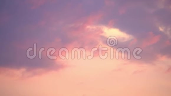 戏剧性的日落快速移动的紫色粉红色的云夜晚的天空时间流逝4K视频的预览图