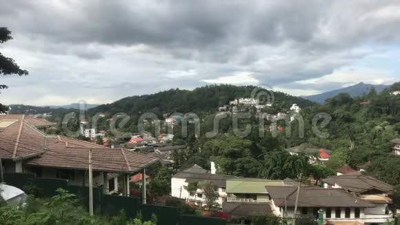 斯里兰卡坎迪从山上俯瞰城市景色视频的预览图