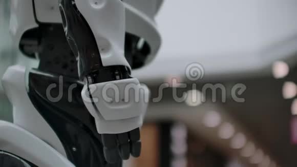 一个商人的手和一个Android机器人握手人类与人工智能互动的概念视频的预览图