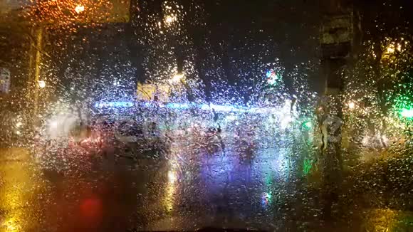 车窗玻璃上的雨滴视频的预览图