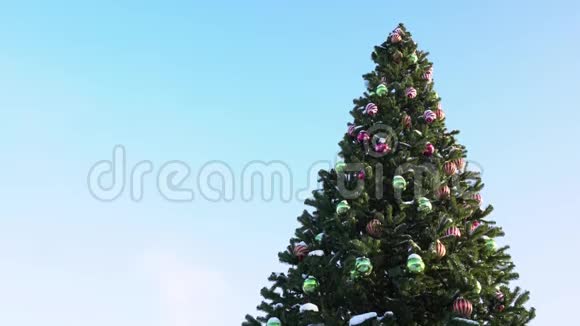 圣诞树的顶部装饰着装饰球和玩具新年前夜在城里开始的概念视频的预览图