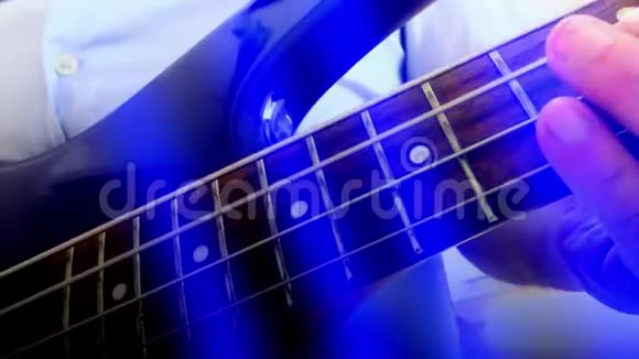 吉他演奏者摇滚低音吉他抽象低音吉他关闭轻FX视频的预览图