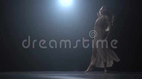 女士舞蹈当代在演播室的聚光灯下视频的预览图