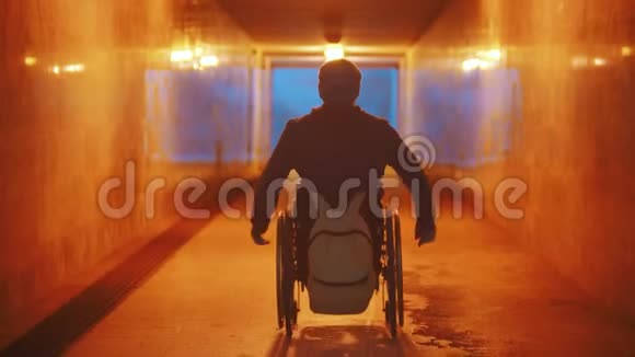 坐轮椅的残疾人坐在空下道视频的预览图