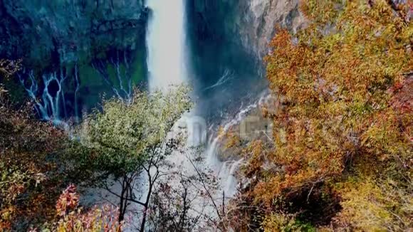 高可贡瀑布的景色秋天的五彩缤纷的叶子和漂浮在空中的水滴视频的预览图