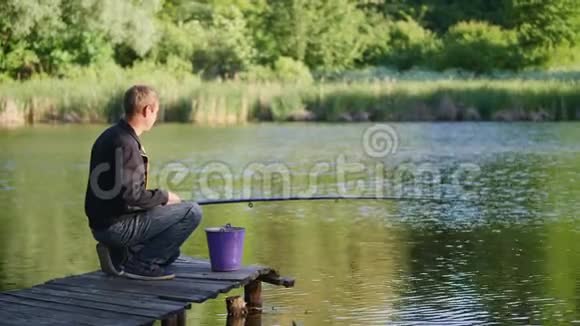 一个年轻人在池塘里钓鱼视频的预览图