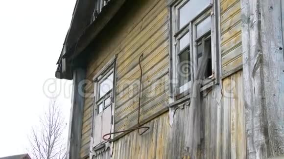 一座破旧的房子窗户破了在普里皮亚特市切尔诺贝利禁区被遗弃的房子4k视频的预览图