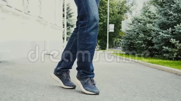 穿着白色鞋子在街上跳舞的人的脚视频的预览图