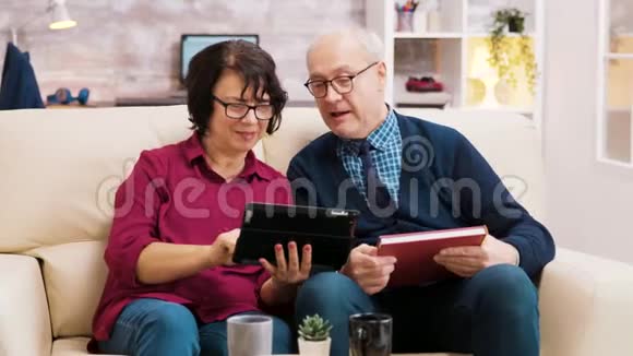 一对老夫妇在视频通话中向平板电脑挥手视频的预览图