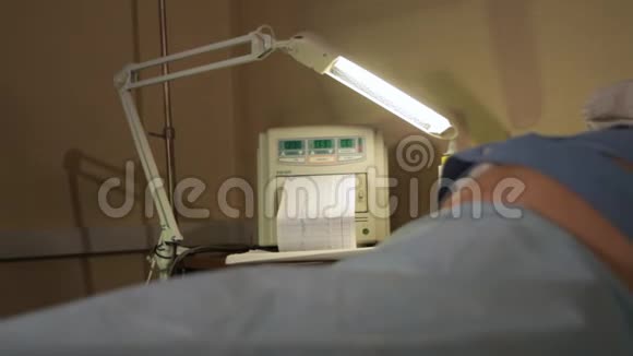 孕妇在医疗沙发和心脏监视器上的胃视频的预览图