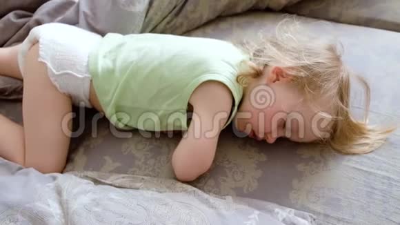 妈妈拍了拍她的面团头可爱的女婴睡觉醒来小女孩不想醒来早上很懒视频的预览图