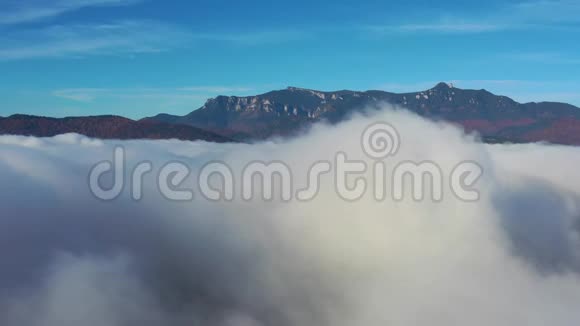 雾中飞翔无人机在雾中飞越山湖视频的预览图