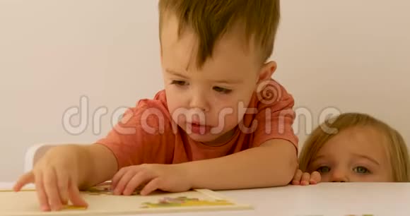 一岁的孩子看三岁的孩子如何玩拼图视频的预览图