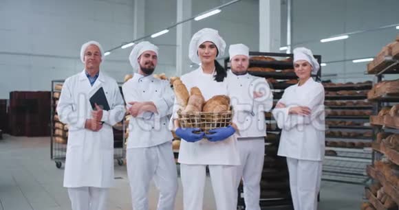 面包厂主要团队的面包师和工程师心情愉快地直视着镜头微笑着视频的预览图