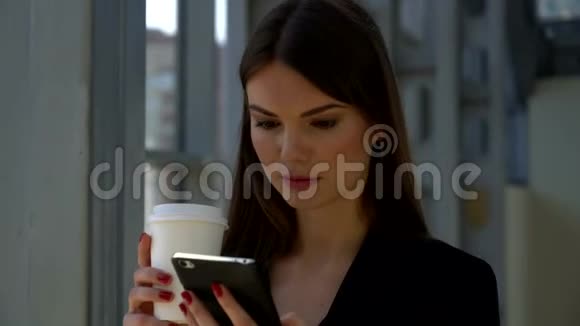 商务女性走路喝咖啡视频的预览图