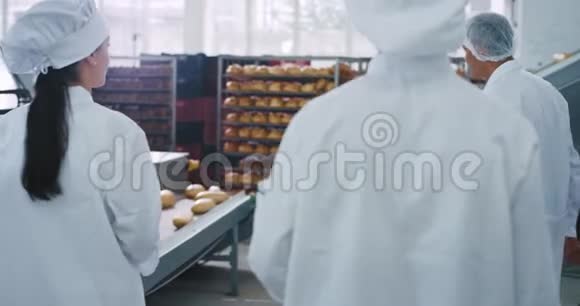 工业烘焙厂工程师和三个面包师分析了一些工业机器的问题视频的预览图