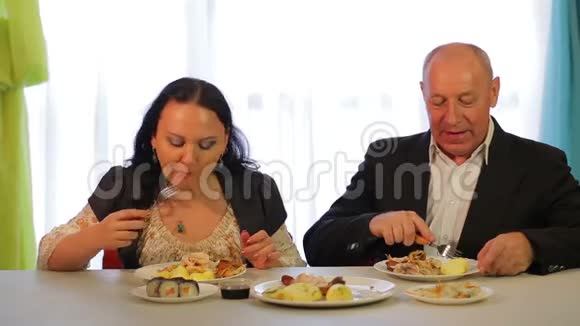 犹太夫妇在午餐时讨论生意视频的预览图