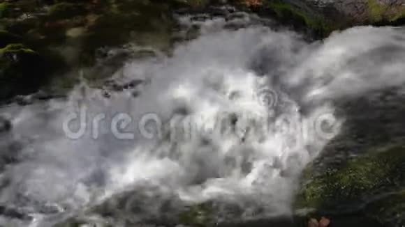 绵延的高山溪流清澈晶莹的清水流淌在群山中视频的预览图