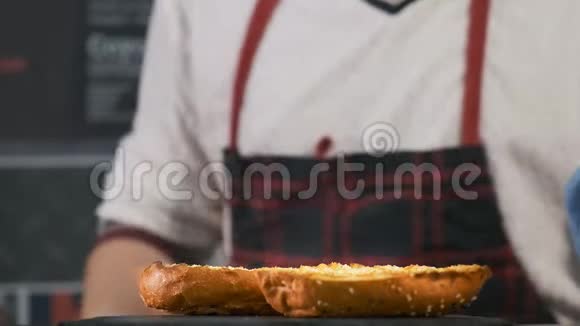 一个厨师的手在做一个汉堡包特写镜头视频的预览图