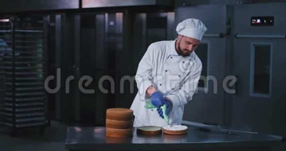 一个蓄着胡须的男人穿着一套炊具装饰蛋糕的内部而一个胖男人则穿着一套视频的预览图