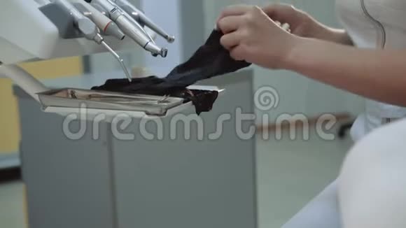 女牙医把医疗手套放在椅子上视频的预览图