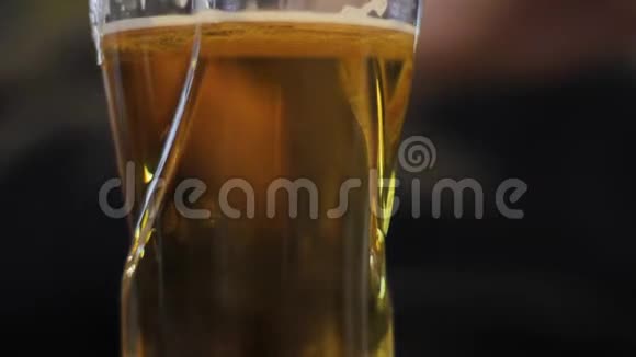 在酒吧喝杯啤酒在后台看电话的人视频的预览图