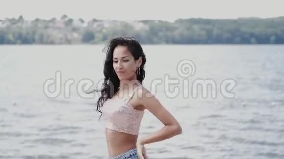 夏季湖景中黑发女子肖像视频的预览图