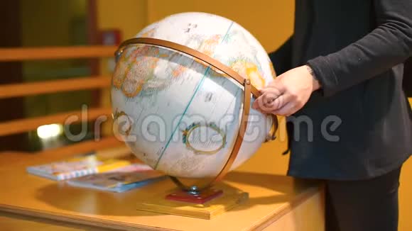 一个学生正在寻找地球上的一个国家视频的预览图