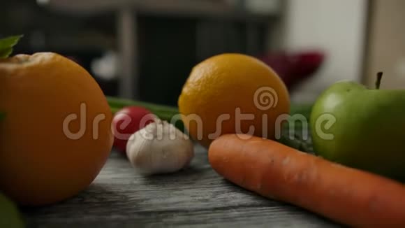 木制乡村餐桌上水果和蔬菜中的草药视频的预览图