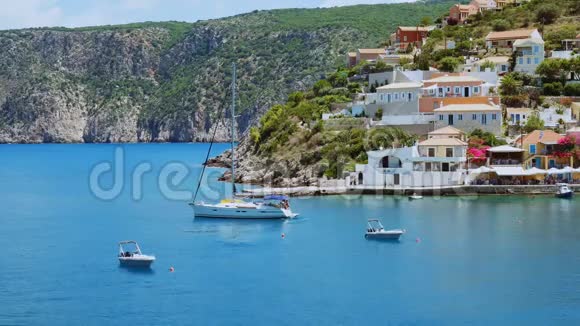 豪华帆船在地中海海湾附近的希腊村和岛屿海岸的背景旅行冒险视频的预览图