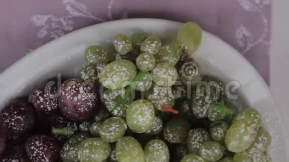 红绿葡萄在乡村盘子里上景视频的预览图