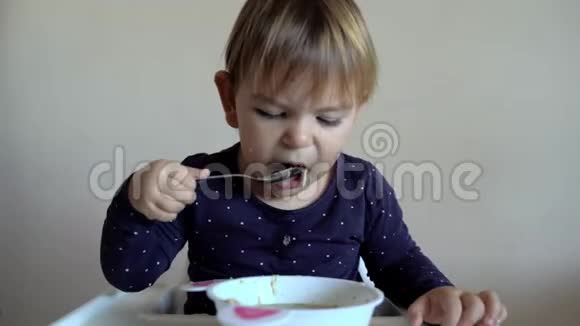 小婴儿学步的孩子独自用勺子喝汤发育良好的孩子食物视频的预览图