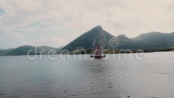 在挪威的维京德拉克上航行视频的预览图