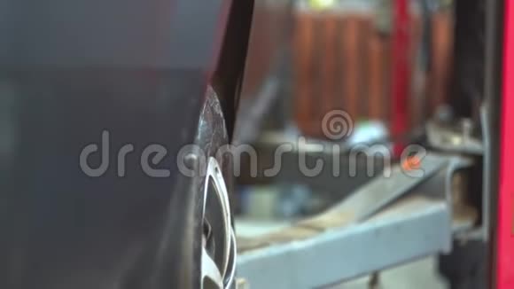 液压平台让一辆车在汽车修理店抛锚汽车服务维修和保养视频的预览图
