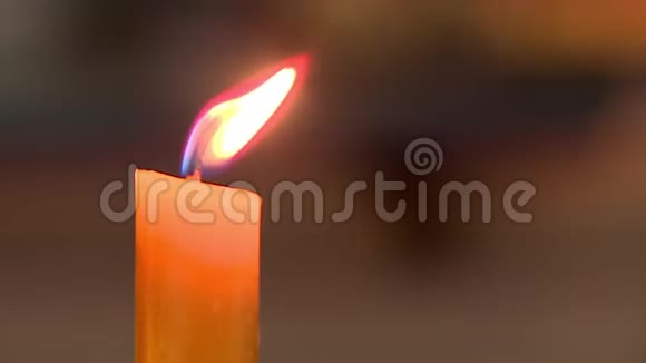 教堂里的蜡烛燃烧着黄色的火焰火焰闪烁背景模糊视频的预览图