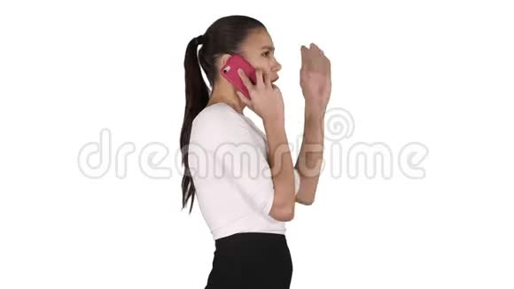 穿着衣服的女商人带着手机在白色背景上打电话视频的预览图