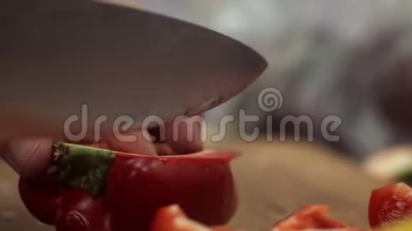 煮手切一片红辣椒多汁辣椒片视频的预览图