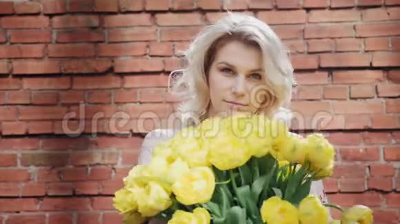 为国际妇女节赠送一束鲜花视频的预览图