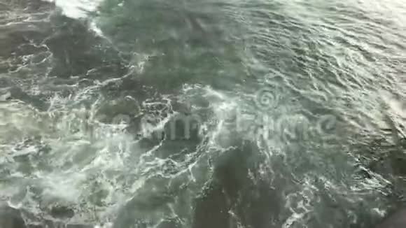 斯里兰卡科伦坡海浪在海岸附近冒泡视频的预览图