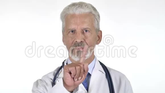 拒绝严格高级医生的肖像白色背景视频的预览图