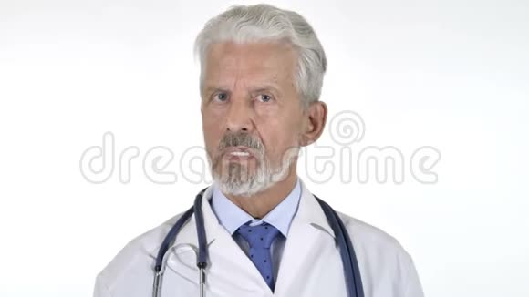 老年医生摇头拒绝的肖像白色背景视频的预览图