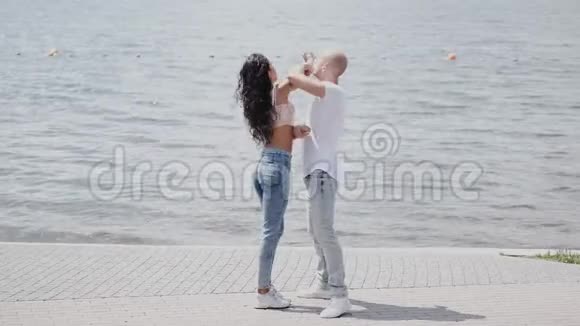 住在湖边的男人和女人互相拥抱视频的预览图