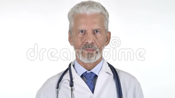 白背景下的严重老年医生画像视频的预览图